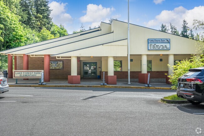 Lake Forest Park Elementary hosts community events and earns strong ratings near Turtle Rock.