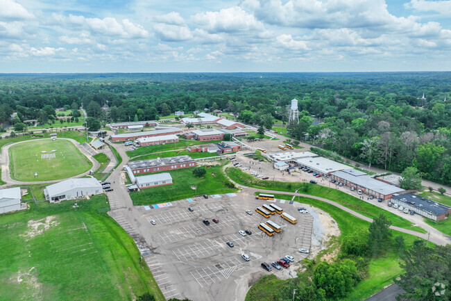 Mendenhall High School enrolls 557 students in grades 9 through 12.