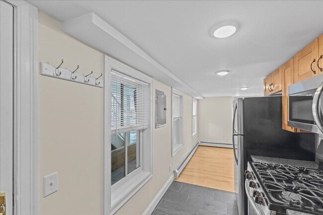 375 St Paul St unit 7, Burlington, VT 05401 - photo 2