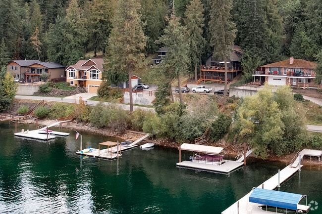 Homes with waterfront views or docks for premium prices in Honeysuckle Hills.