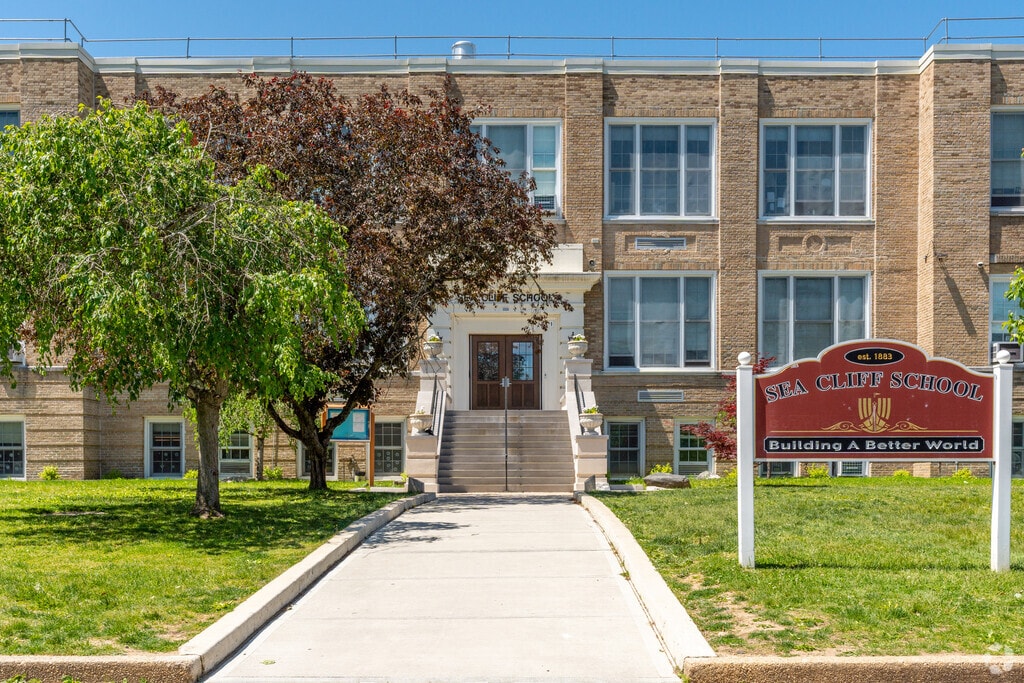 Sea Cliff Elementary School is a public institution.