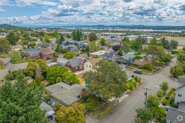 Aerial view of the residential neighborhood of Hudson's Bay, backdropped by the Columbia River.
