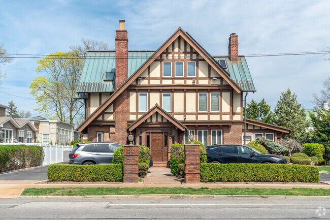 Tudor Homes that Exude Luxury and Sophistication