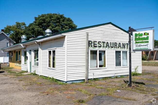 Fairmont residents dine at the Irie Island Jamaican Restaurant.