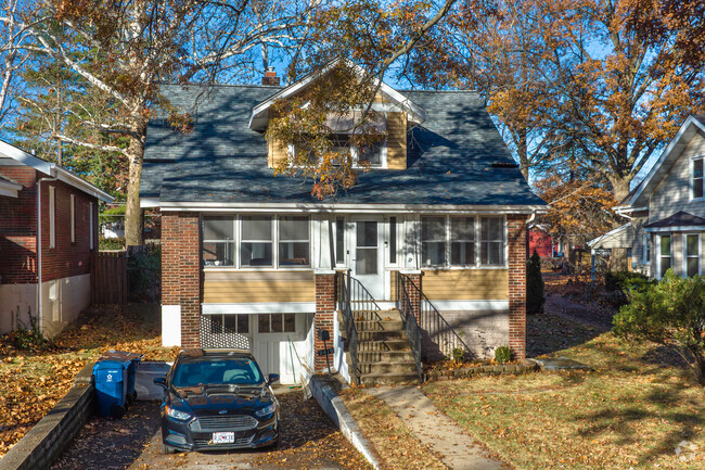Many two-story cottages can be found in Sycamore Hills.
