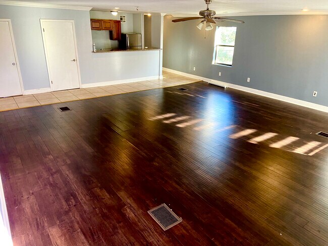 2135 Mirabeau Ave unit HUGE 1BDR ALL UTILIT, New Orleans, LA 70122 - photo 4