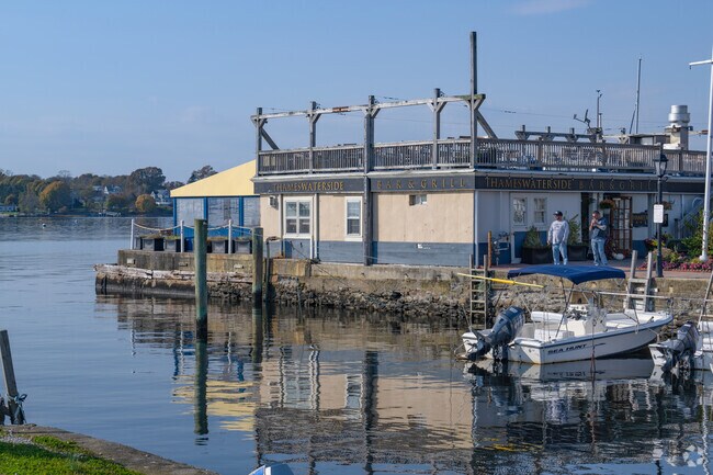 Thames Waterside Bar & Grill in Downtown Bristol has harbor-side dining and mooring for boats.