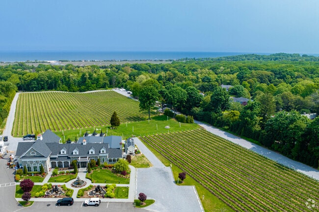 Del Vino Winery and Vineyard is a local favorite and is close to Elwood.