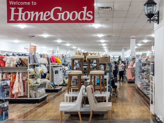 Popular American stores, HomeGoods and Marshalls, are located in Stoneridge Plaza  near Wexmoor.