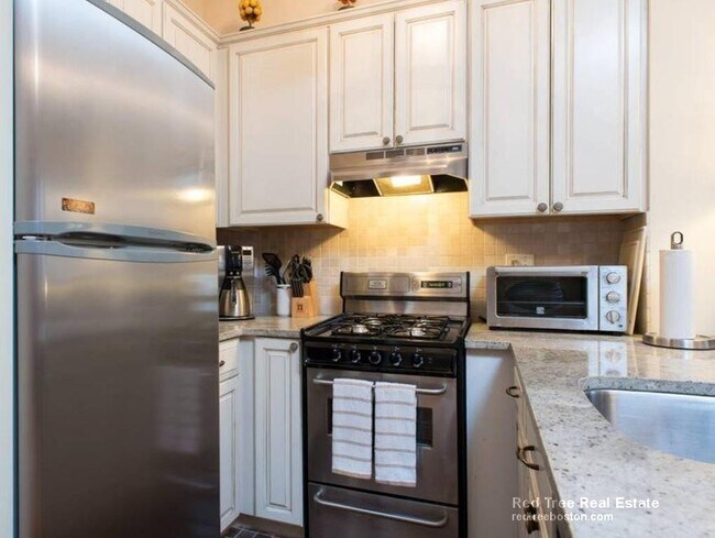 190 Beacon St unit 3, Boston, MA 02116 - photo 3