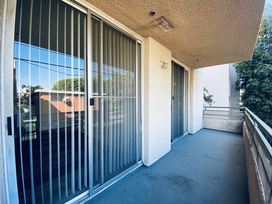 1220 Las Palmas Ave N unit 207, Los Angeles, CA 90038 - photo 1