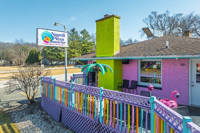 Napoli Pizza’s near Highland Shores brightly painted façade and deck bring a coastal feel to the area.