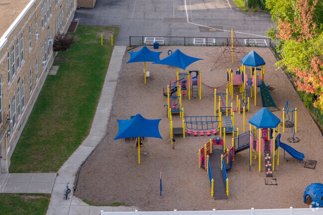 Union Pleasant Elementary School in Hamburg ranks B- in academics.