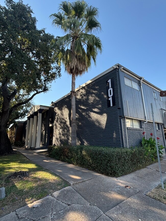 Avondale Apartments, Houston, TX 77006 - photo 2