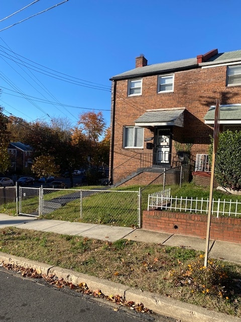 4200 H St SE unit Upper Unit, Washington, DC 20019 - photo 1