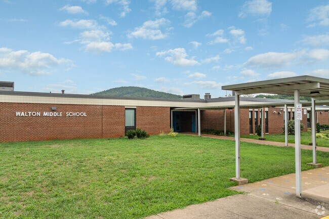 Leslie H. Walton Middle School has a student to teacher ratio of 10 to 1.