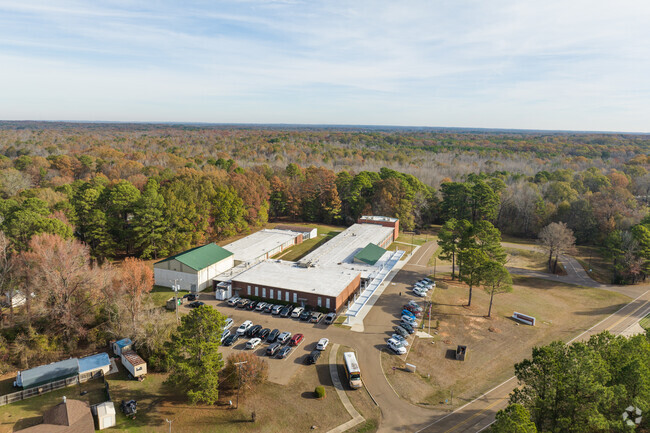 Lovett Elementary in Clinton, MS educates 396 sixth graders with a 17:1 ratio.
