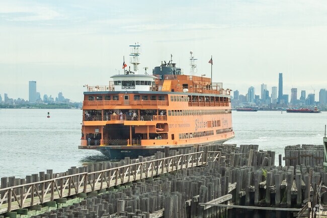 Oakwood residents are just a ferry ride away from Manhattan.