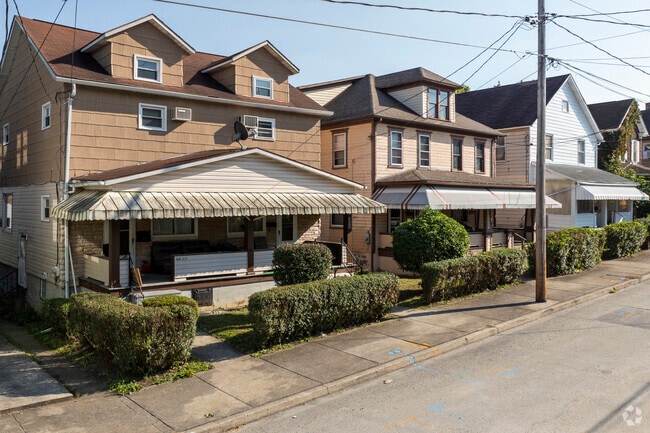 Single and multifamily homes make up the Oakhurst neighorhood.