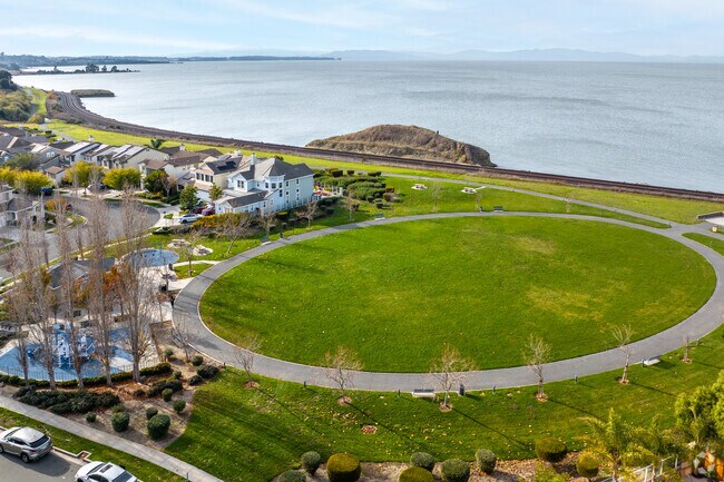 The Shoreline Park is located in a gorgeous natural environment.