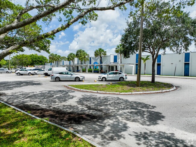 Pembroke lakes elementary school parking in front of the school in Pembroke Pines, FL.