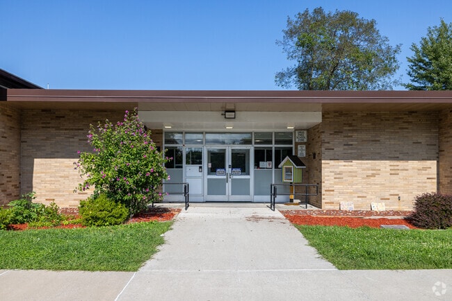 Vassar Road Elementary School has a student-teacher ratio of 16 to 1.