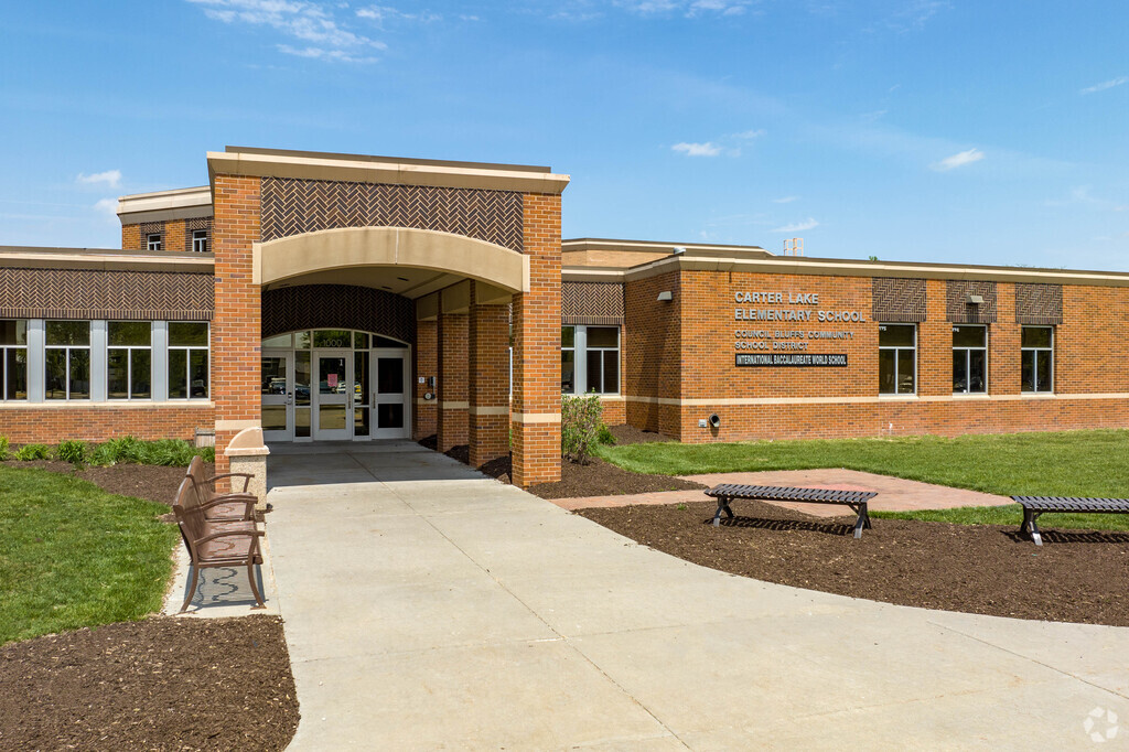 Carter Lake Elementary School is centrally located in the neighborhood, making commuting easy.