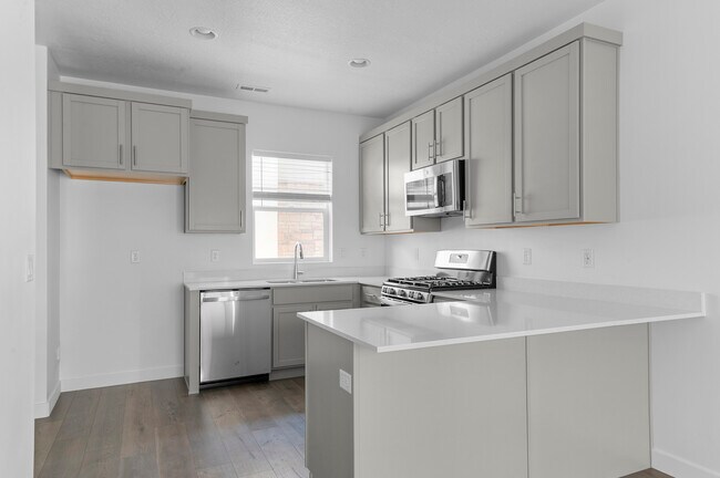 570 N Buffalo Grass Ln, Lindon, UT 84042 - photo 5