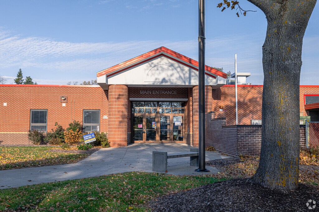MacArthur Elementary School provides education in the neighborhood of 
Germantown.
