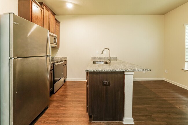 1010 Highwood Ln, Atlanta, GA 30344 - photo 4