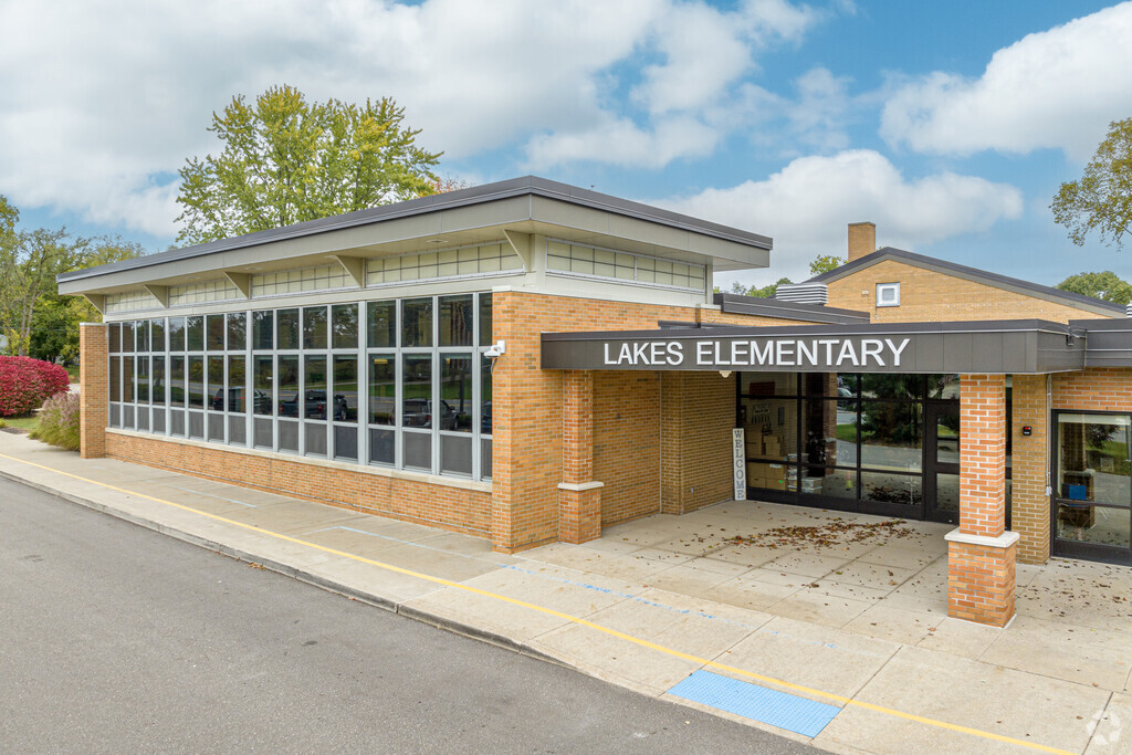 Lakes Elementary School is a K-4th grade elementary located in Rockford, Michigan.