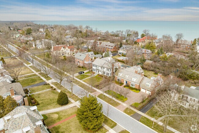 Kenilworth lies along Lake Michigan