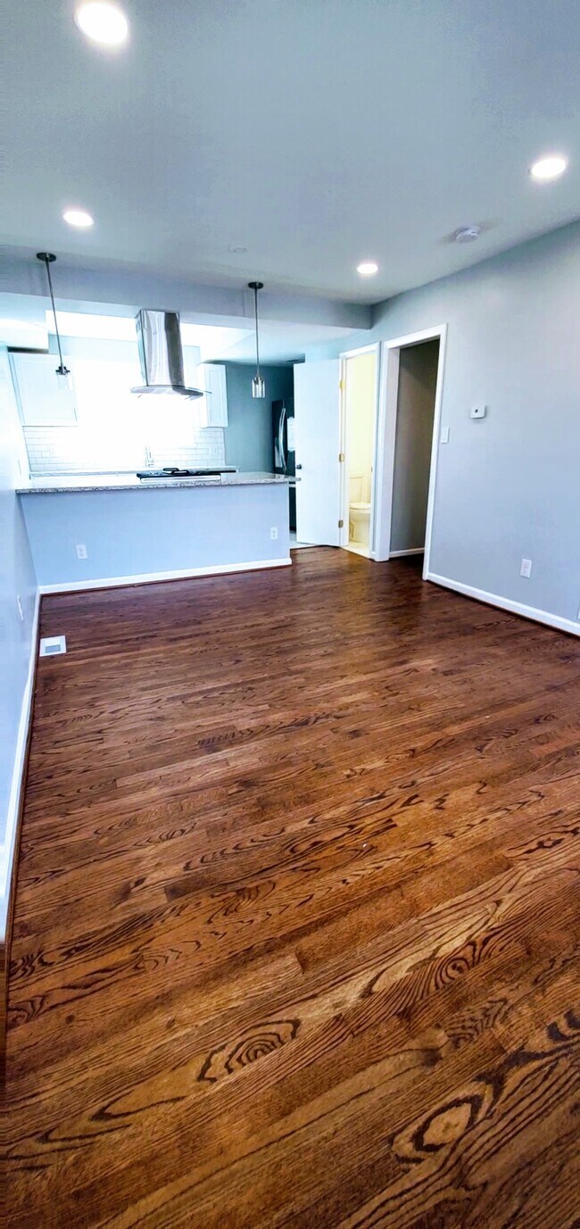 Living room (view 2)