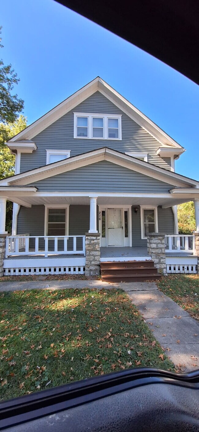 216 NE Douglas St unit 2, Lees Summit, MO 64063 - photo 2