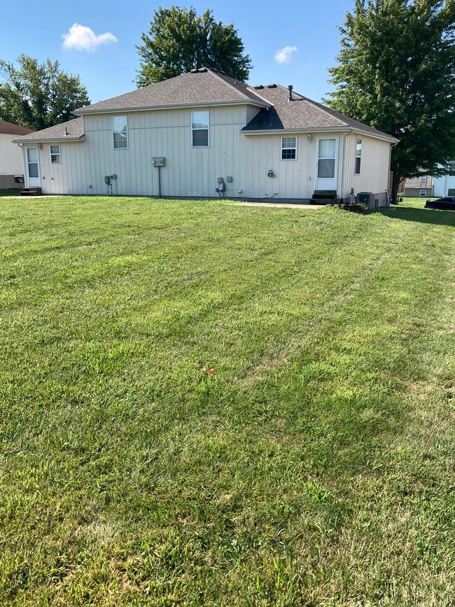 8208 Spring Valley Rd unit 8210, Belton, MO 64012 - photo 3