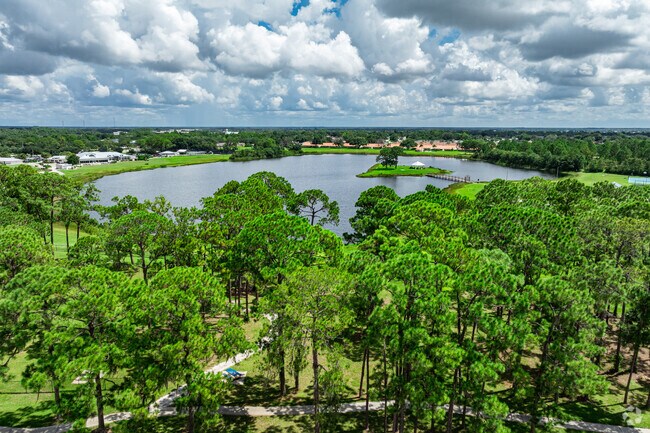 Sun N Lake features a local dog park, community center, and disc golf course.