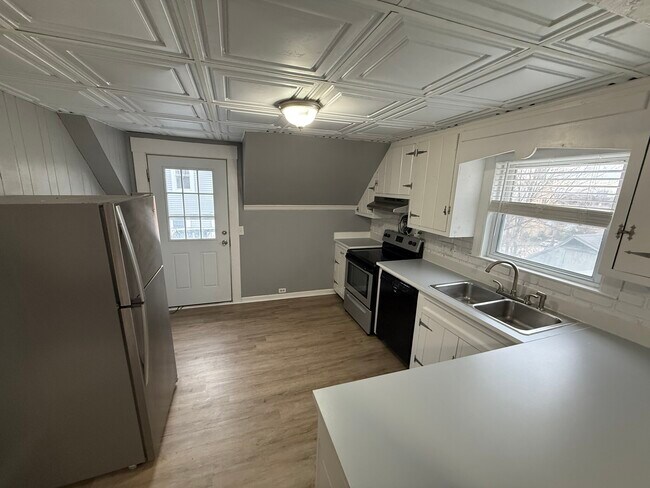 11 Chadwick St unit 2, Worcester, MA 01605 - photo 2