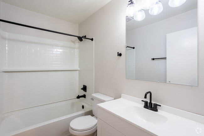 2BR, 1.5BA - Townhouse - Primary Bathroom