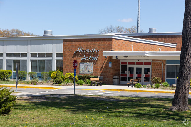 Hiawatha Elementary School in Holbrook is ranked #900 among NY Elementary Schools.