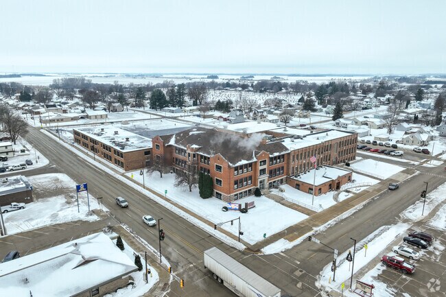 New Hampton Elementary serves local families with a B-minus rating from Niche.