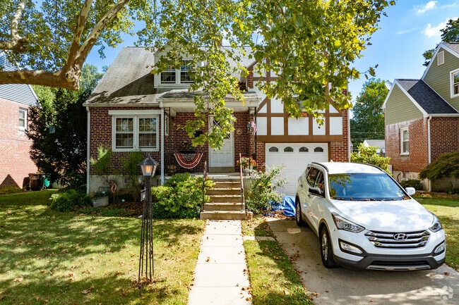 Tudor Revivals line the streets of Lincoln Park.
