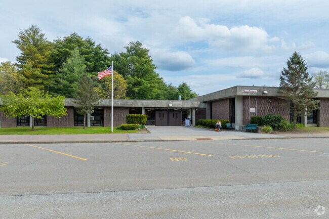 Concord Middle School educates children from grades 6 to 8.