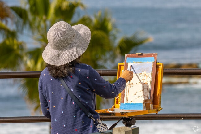California Art Club hosts the North Laguna Paint/Sculpt-Out along the cliffs overlooking the beach.