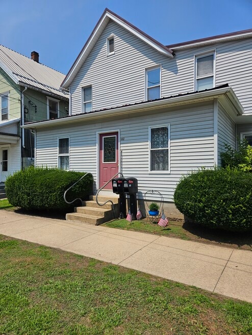 117 E 8th St Front door