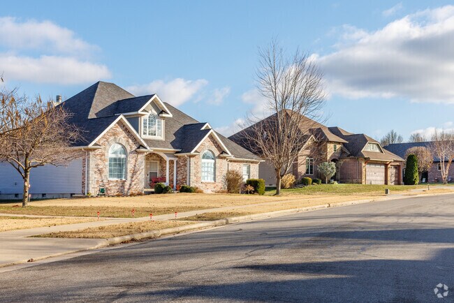 Oakland Heights features brick-built executive-style homes from the 1990s–2010s.
