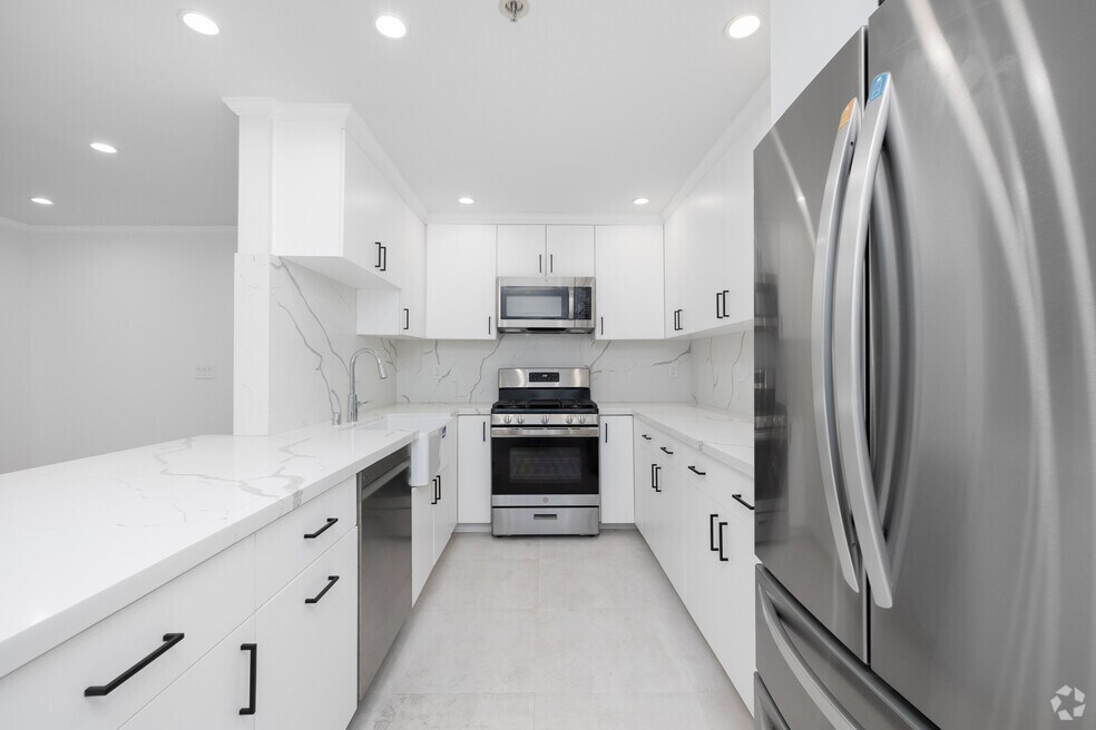 Apartment 405 - 1BD, 1BA - 715SF - Kitchen
