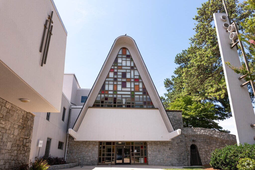 Main entrance to Hess Academy in North Decatur, Decatur GA