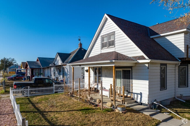 Most homes in Cochran Park have small to medium-sized yards.