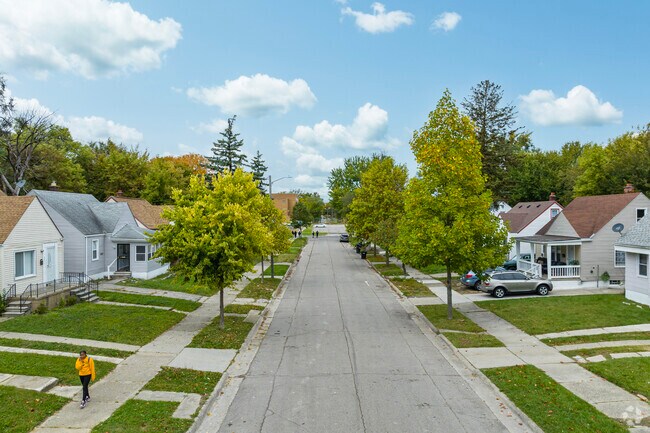 Wide streets and double sidewalks in Weatherby give pedestrians easy access to the neighborhood.
