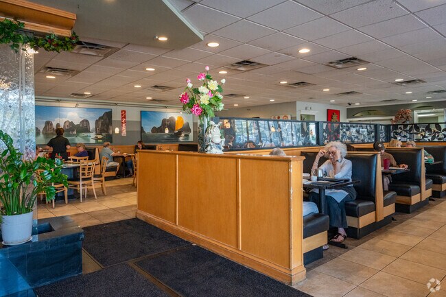 Ha Long Bay serves dim sum and Vietnamese fare near 62nd Avenue.